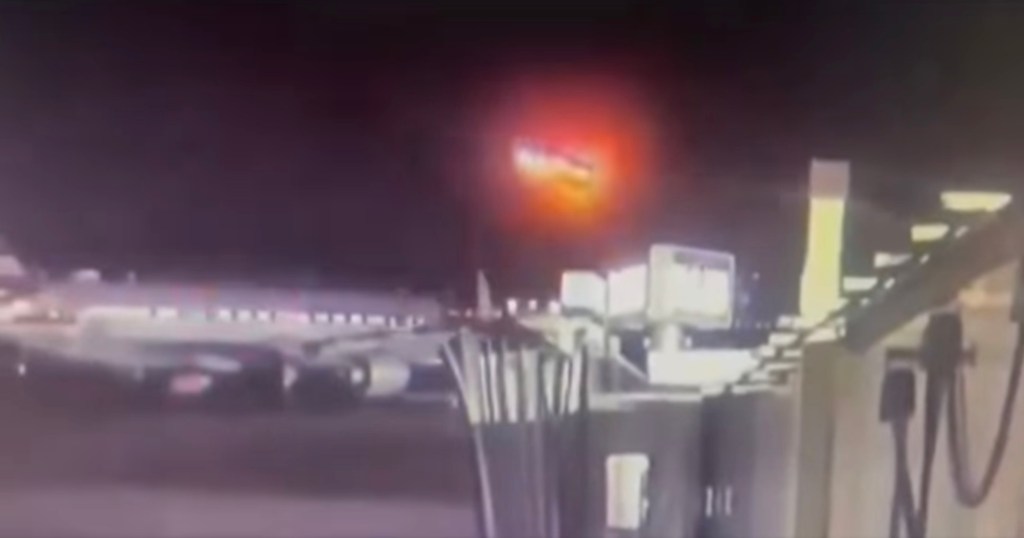 Moment American Airlines CRJ-700 Collides with U.S. Army Black Hawk
New footage shows the moment of impact between a PSA Airlines CRJ-700, operating as American Airlines Flight 5342, and a U.S. Army Black Hawk helicopter near Reagan National Airport.