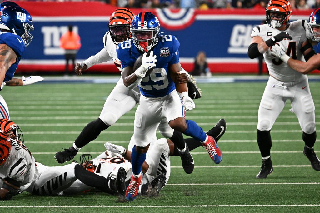Giants running back Tyrone Tracy Jr. (29) picks up yardage during the third quarter of the Giants and Cincinnati Bengals game at MetLife Stadium in East Rutherford, N.J.