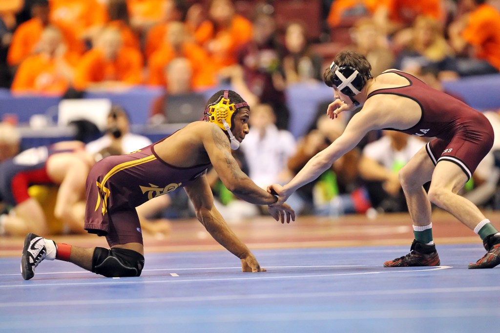 Anthony Robles of Arizona State University wrestling Jarrod Patterson of the University of Oklahoma at the 2011 NCAA Wrestling Championships