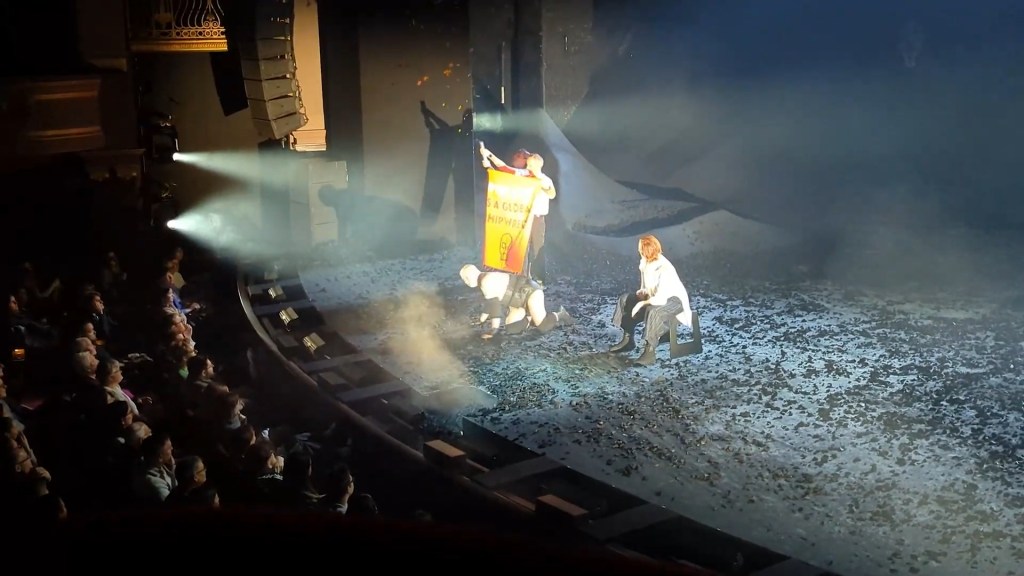 Just Stop Oil protesters interrupting a performance of The Tempest with confetti cannon and sign, Sigourney Weaver leaving the stage