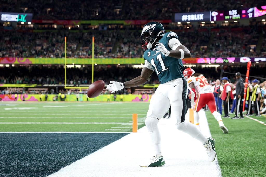  A.J. Brown #11 of the Philadelphia Eagles scores a touchdown in the second quarter against the Kansas City Chiefs during Super Bowl LIX at Caesars Superdome on February 09, 2025 in New Orleans, Louisiana. 