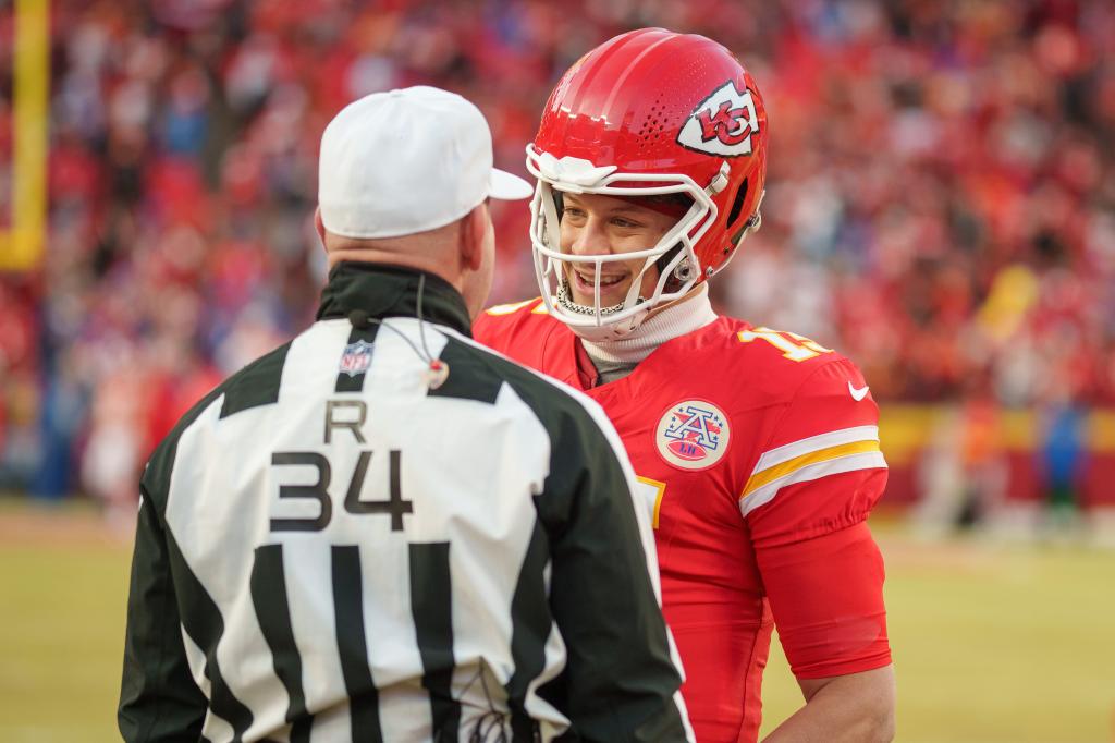 Patrick Mahomes talks to referee Clete Blakeman. 
