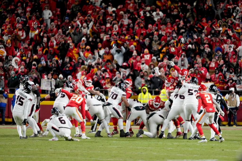 Texans kicker Ka'imi Fairbairn (15) has his field goal attempt blocked by Kansas City Chiefs linebacker Leo Chenal