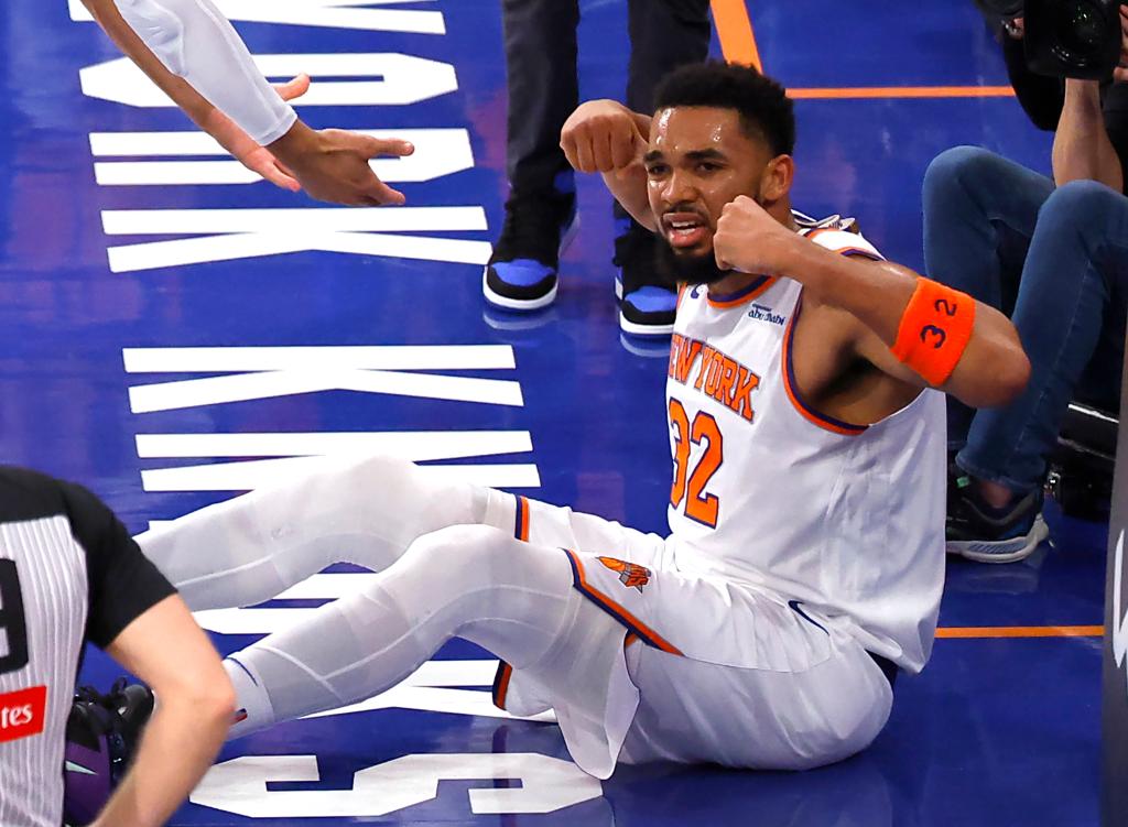 Karl-Anthony Towns flexes after scoring during the Knicks' OT win over the Hawks.