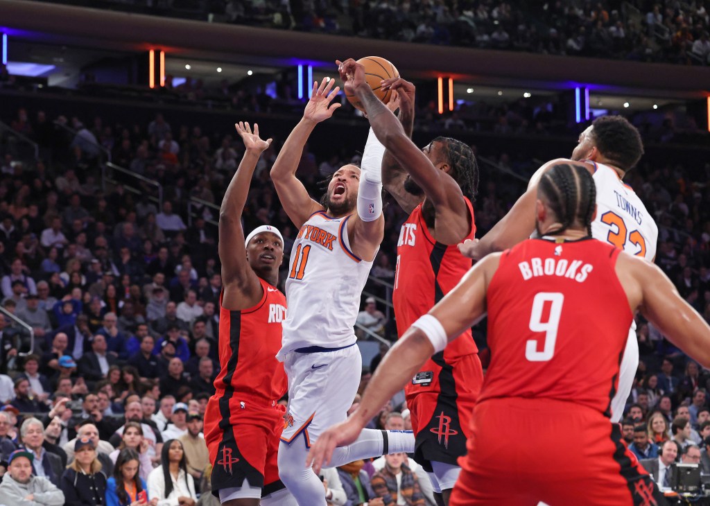 Knicks guard Jalen Brunson scores two of his 38 points against the Rockets
