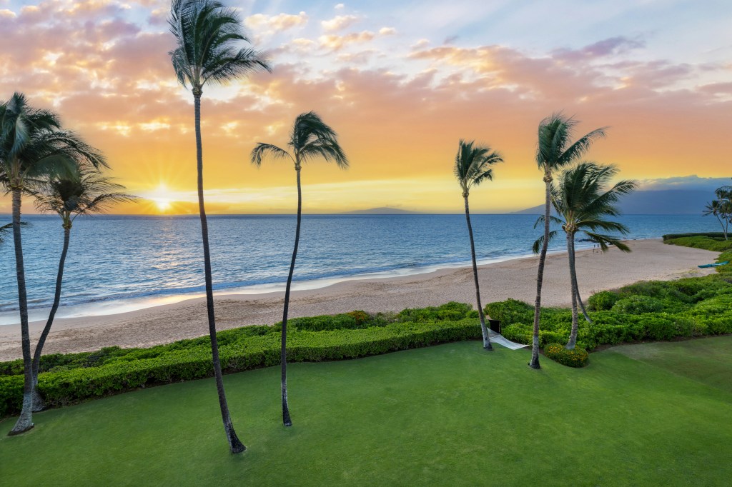 The home offers putting green. 
