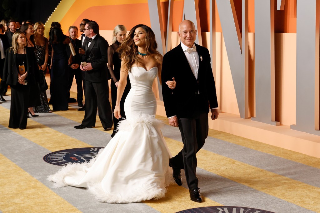 Lauren Sanchez and Jeff Bezos attend the 2025 Vanity Fair Oscar Party hosted by Radhika Jones at Wallis Annenberg Center for the Performing Arts on March 02, 2025 in Beverly Hills, California.  (Photo by Taylor Hill/FilmMagic)
2025 Vanity Fair Oscar Party Hosted By Radhika Jones - Arrivals