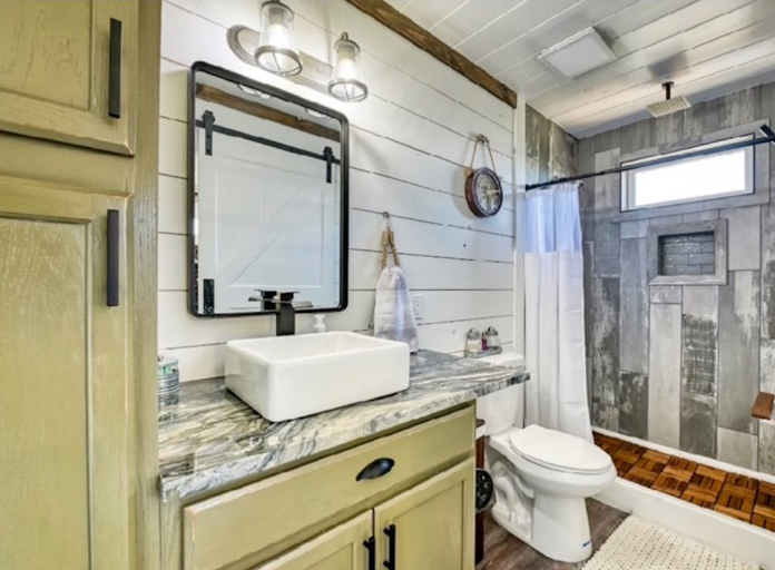 One of the house's 2.5 bathrooms.