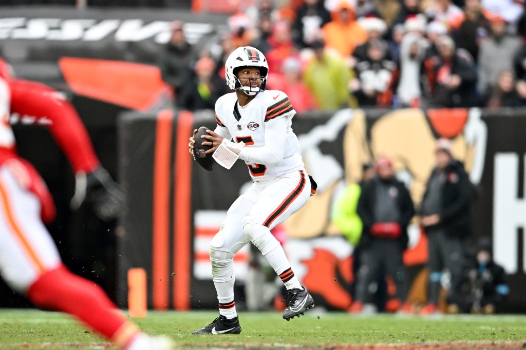 Jameis Winston looks to make a pass during the Browns' game against the Chiefs on Dec. 15.