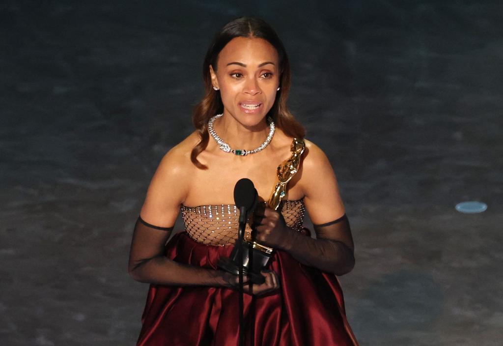 Zoe Saldana accepting the Oscar for Best Supporting Actor.