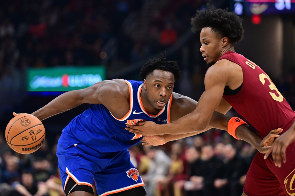OG Anunoby drives on Isaac Okoro during the Knicks' loss to the Cavaliers. 