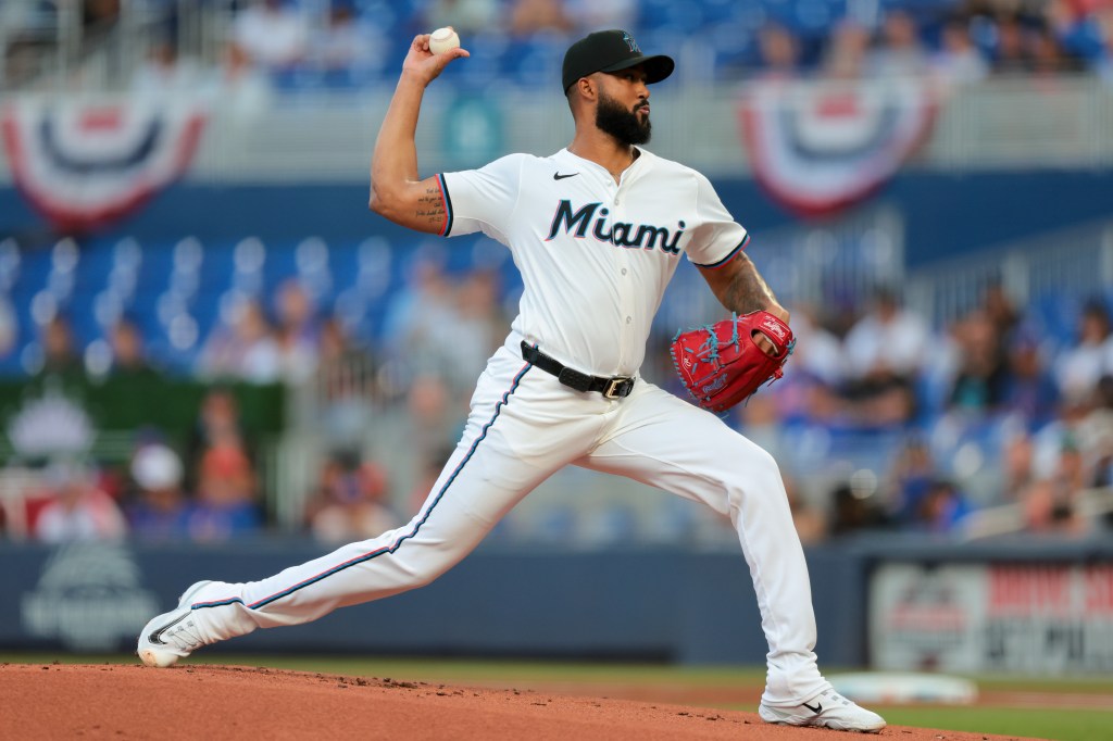 Sandy Alcantara delivers a pitch during the Mets' loss to the Marlins. 