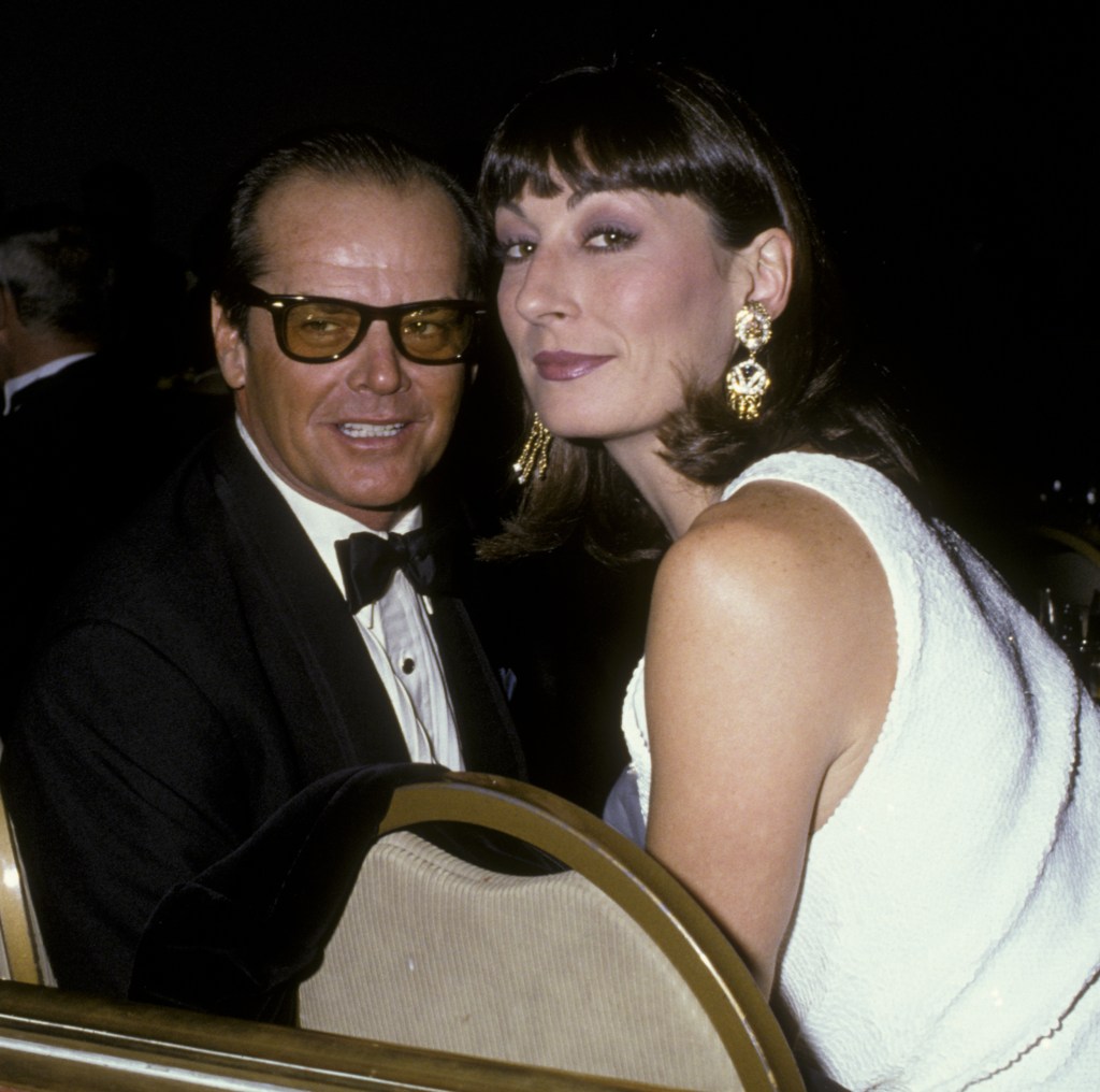 Jack Nicholson and Anjelica Huston attend the Director's Guild of America Awards in 1986.