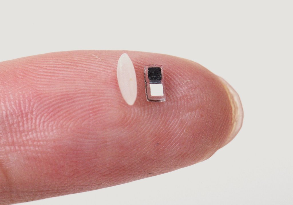 The "world's smallest pacemaker" next to a grain of rice