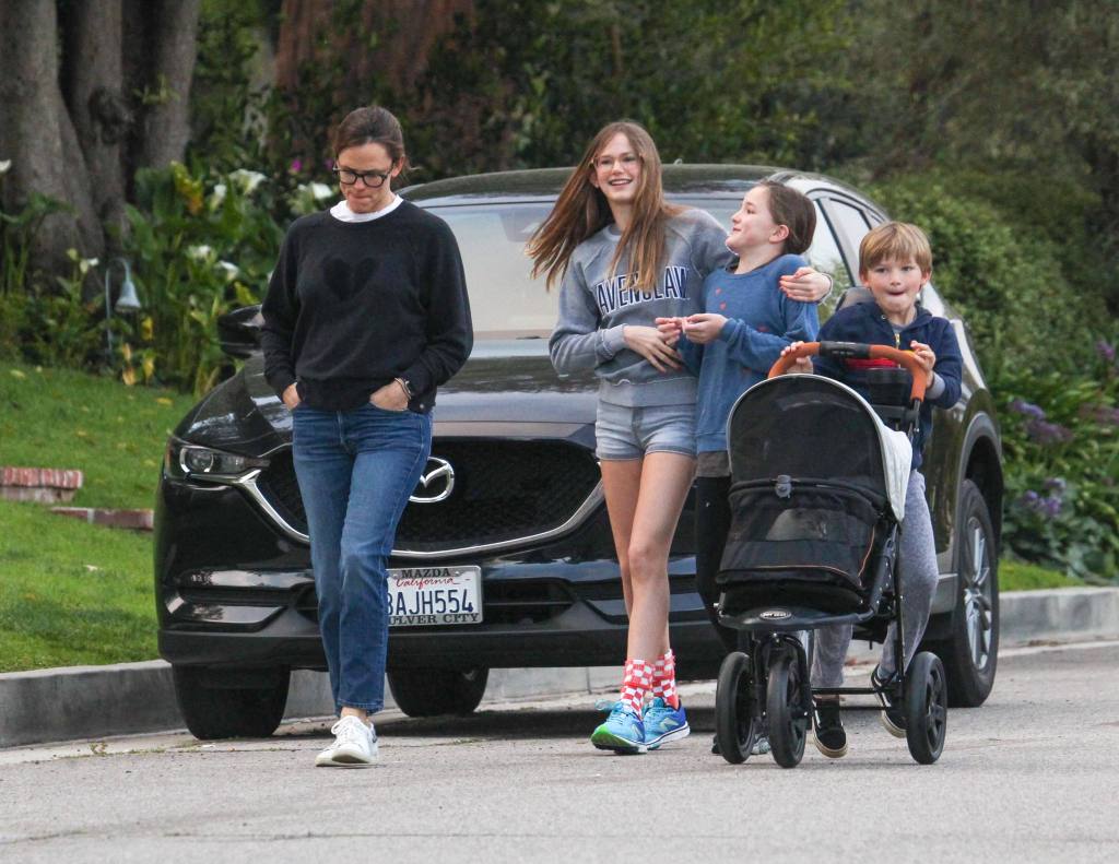 Jennifer Garner takes her kids for a walk.