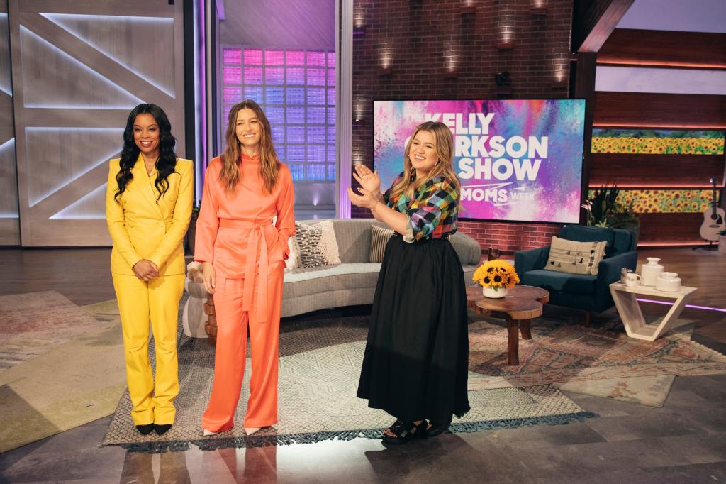 Pictured: (l-r) Susan Kelechi Watson, Jessica Biel and Kelly Clarkson on "The Kelly Clarkson Show."