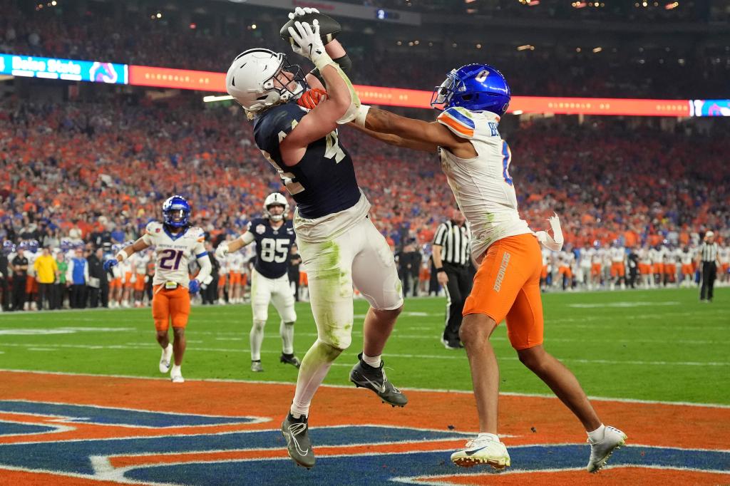 Tyler Warren catches a pass during Penn State's game Dec. 31.