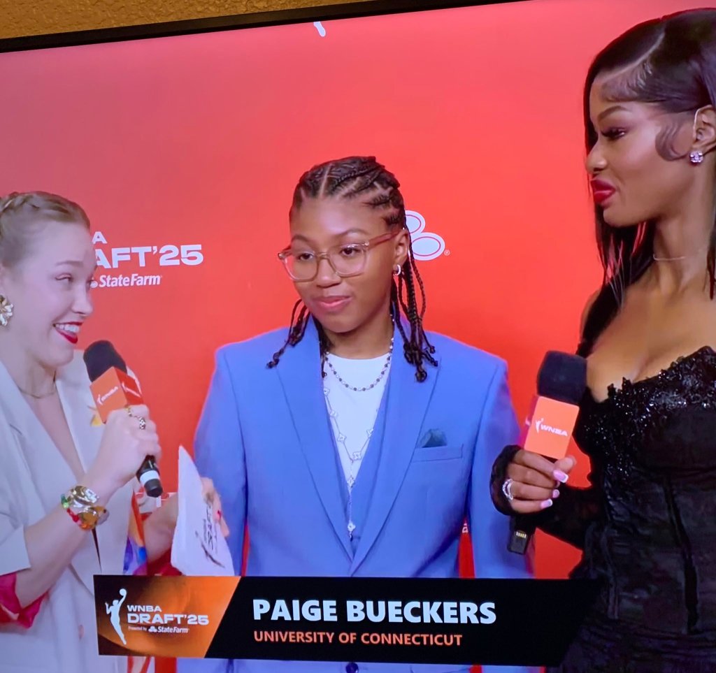 Hannah O'Flynn talks with Shyanne Sellers and Rickea Jackson, not Paige Bueckers. 