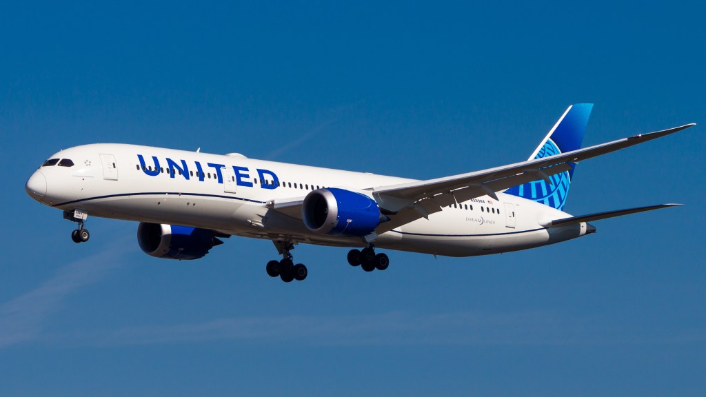 United Airlines Boeing 787-9 Dreamliner on the tarmac