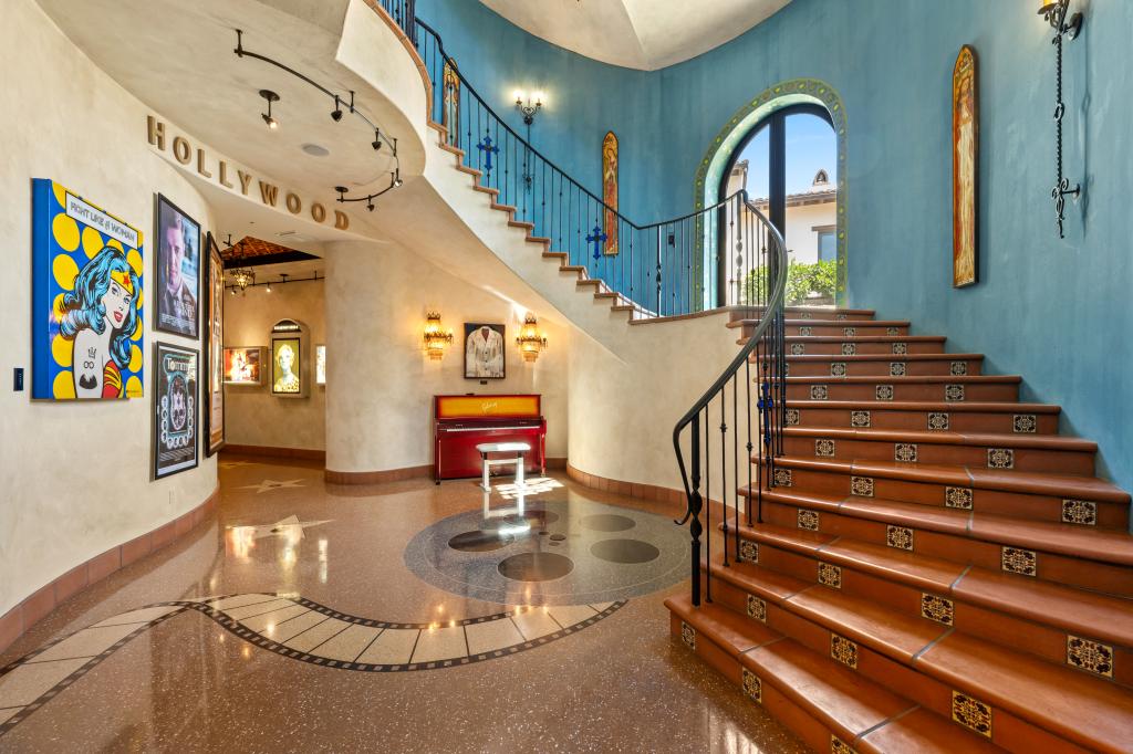 The foyer feature a spiral staircase. 