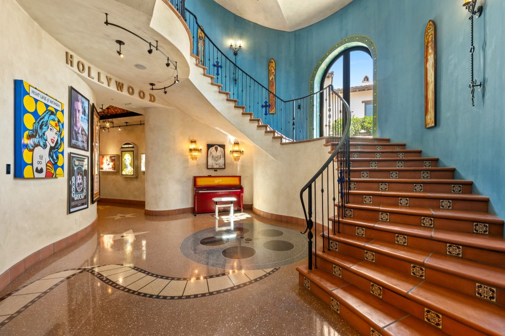The foyer feature a spiral staircase. 