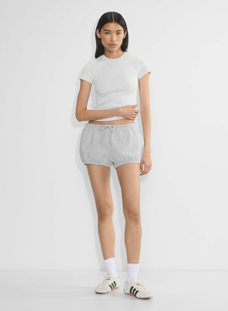 A model in Aritzia's Cozy Sweatfleece Mega Bloomers.