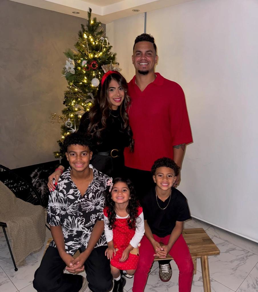 Fernando Cruz with his wife Omaley Cruz and kids 