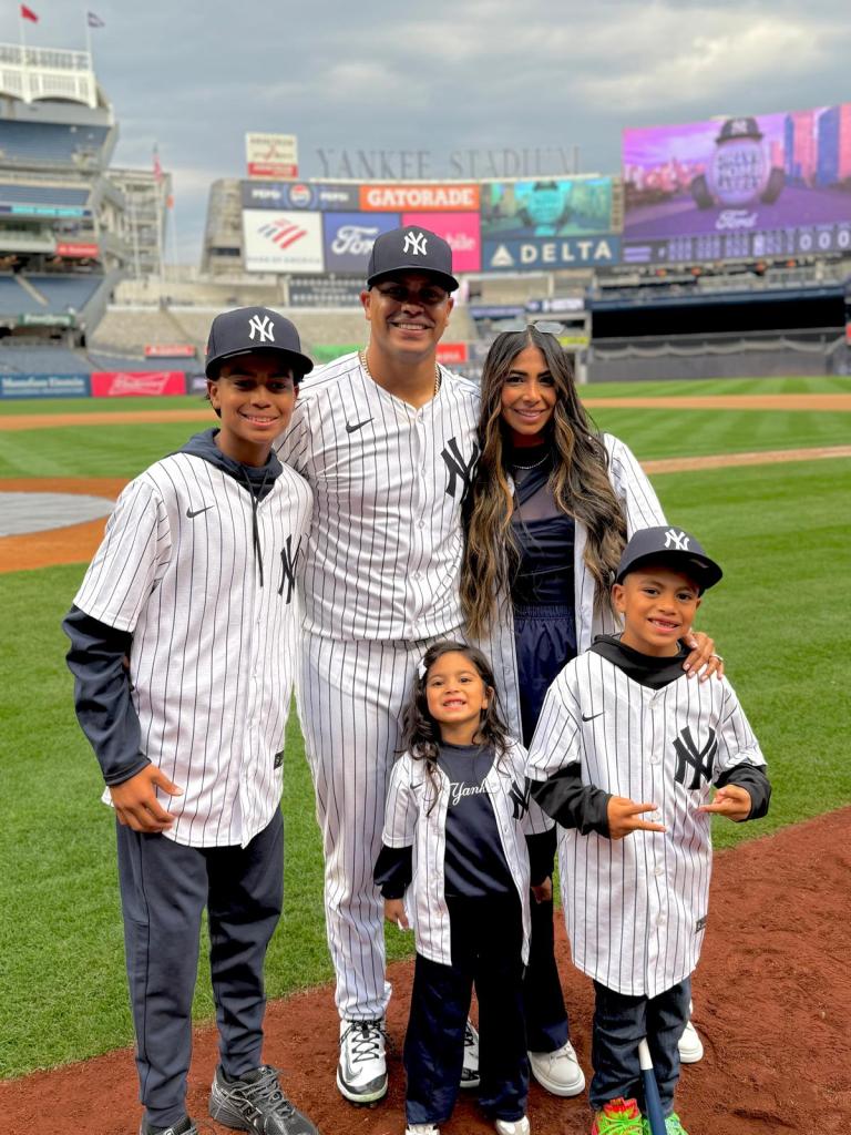  Fernando Cruz's wife Omaley Cruz and kids