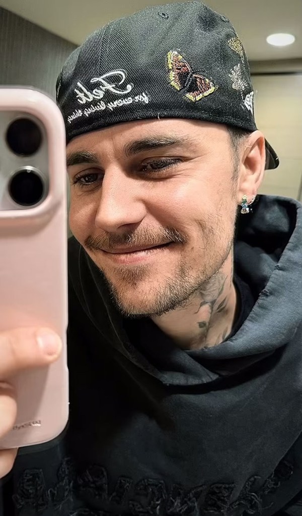 Justin Bieber in a mirror selfie