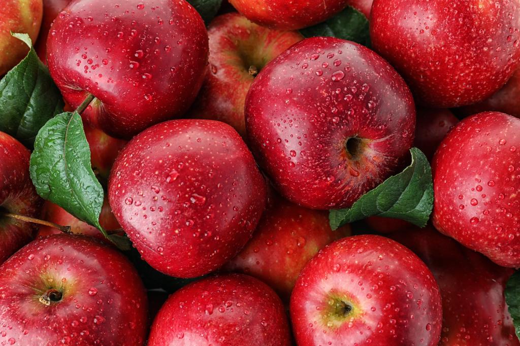 Photo of red apples. 