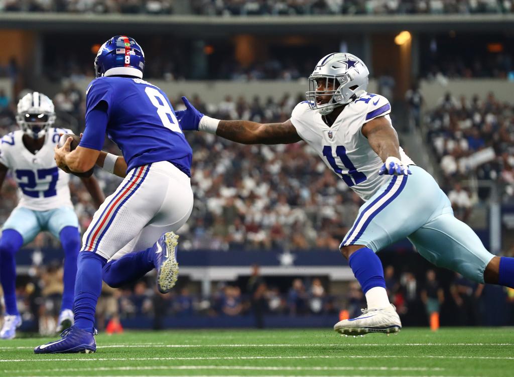 New York Giants quarterback Daniel Jones (8) is pressured by linebacker Micah Parsons (11) in the second quarter at AT&T Stadium.