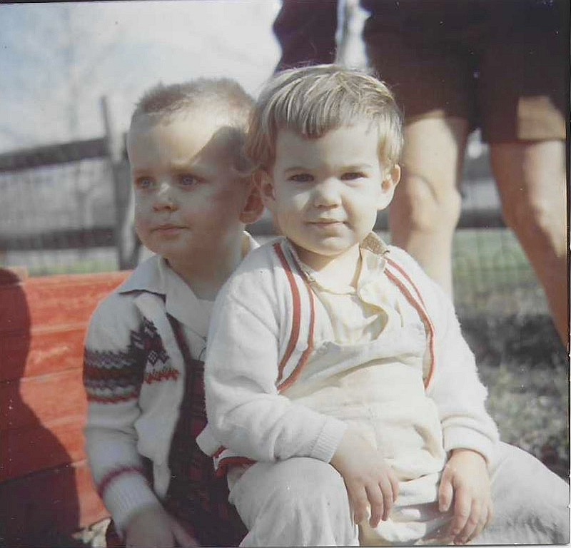 Kelsey and Karen Grammer as young children. 