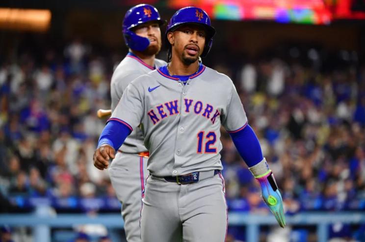 Francisco Lindor heads back to the dugout after scoring a run in the fifth inning of the Mets' 6-5 loss to the Dodgers in 10 on June 3, 2025.